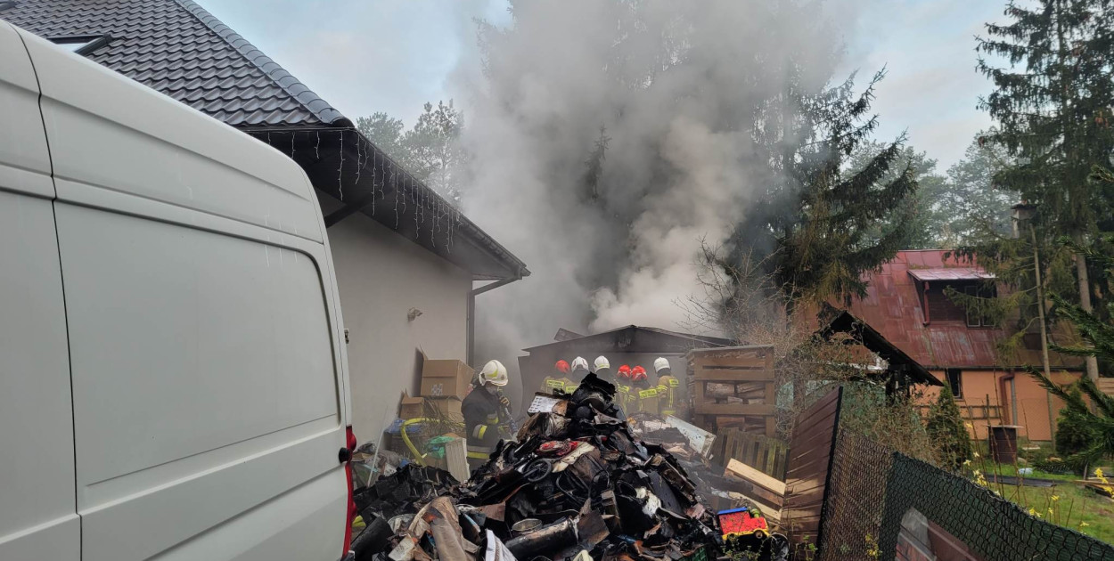  Pożar blaszanego garażu w Skrzeszewie. Fot. fb / Ochotnicza Straż Pożarna Kałuszyn - OSP Kałuszyn