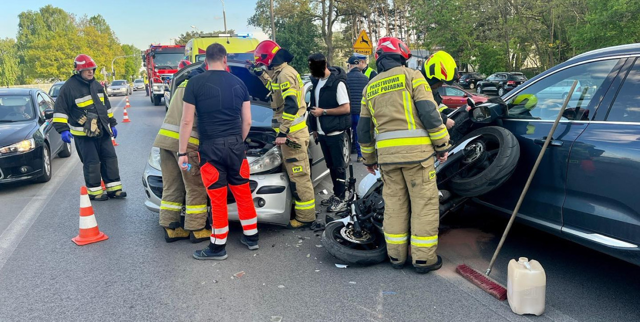 Zderzenie dwóch osobówek i motocykla przy Dzikiej Plaży w Nieporęcie. Fot. fb / KP PSP Legionowo