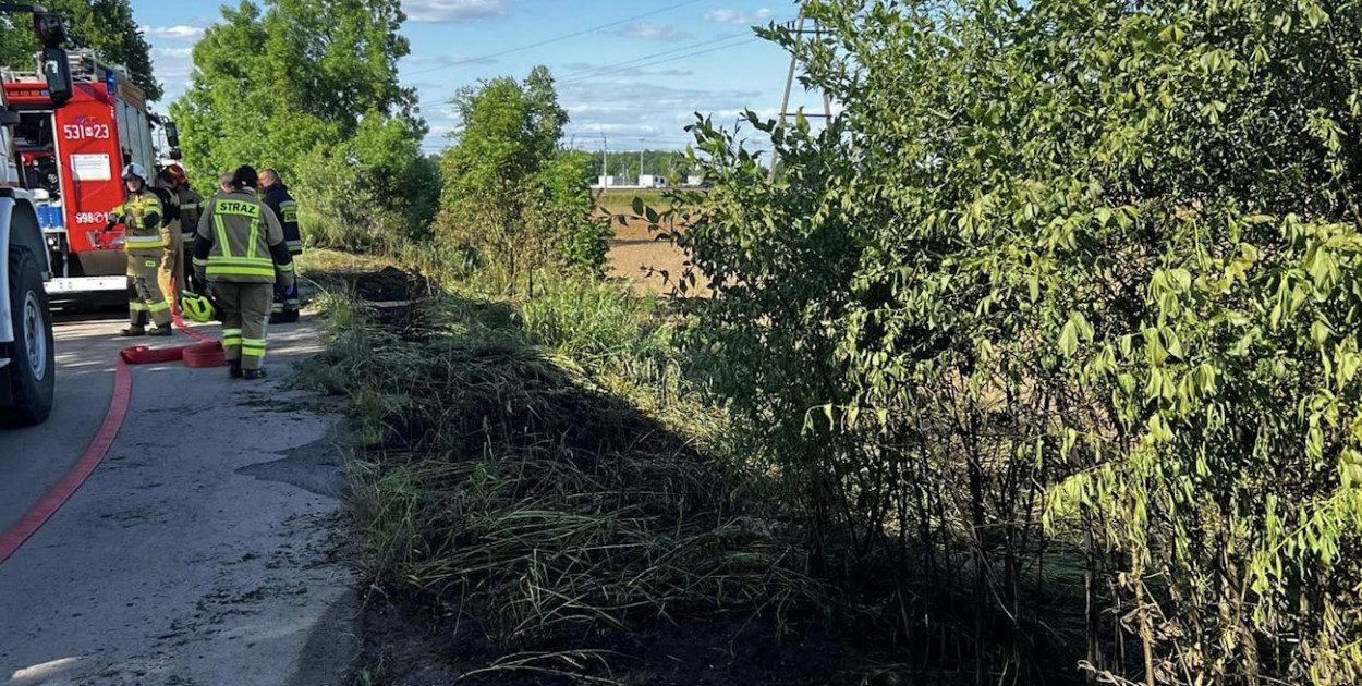 Boża Wola: Pożar trawy i śmieci na granicy powiatu. Fot. fb / KP PSP Legionowo