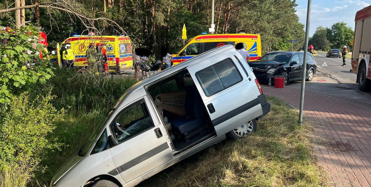 Kolizja na DW 632 w Skrzeszewie. Jedna osoba w szpitalu. Fot. fb / KP PSP Legionowo