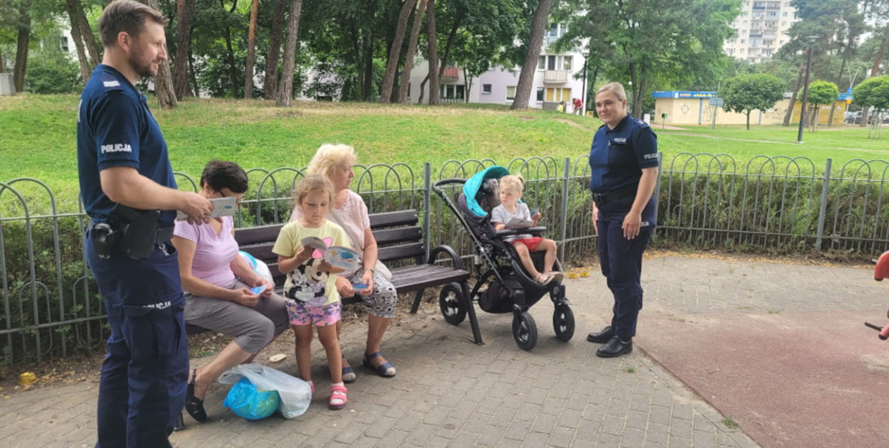 Policjanci odwiedzają plac zabaw w Legionowie. Fot. KPP Legionowo