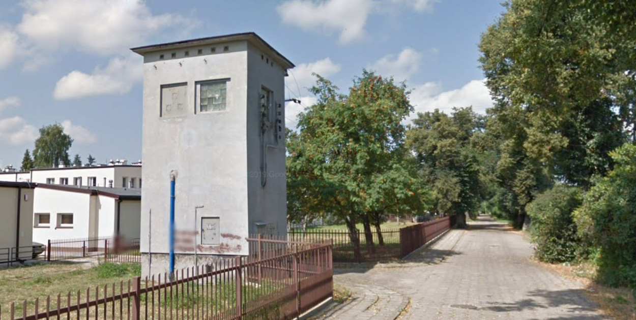 Transformator przy skrzyżowaniu ul. Instytuckiej i ul. Różowej w Jabłonnie. Fot. Google Street View