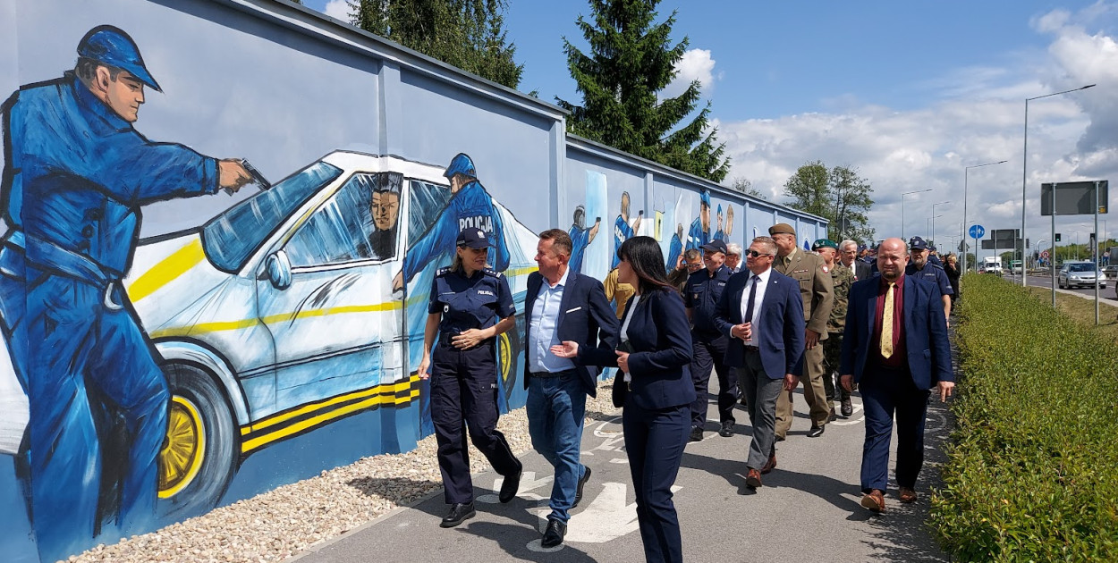 Legionowo: Mural na ogrodzeniu Centrum Szkolenia Policji już oficjalnie. Fot. Legio24.pl