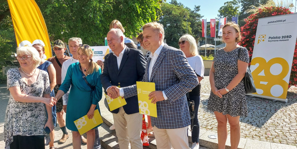 Prezentacja kandydatów do parlamentu z ramienia Komitetu Wyborczego ?Trzecia Droga?. Fot. Legio24.pl