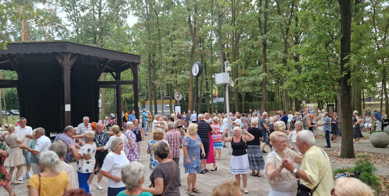 Potańcówki w Parku Zdrowia także we wrześniu. Fot. UM Legionowo