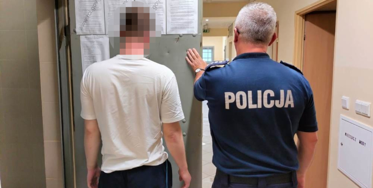 Jeden z zatrzymanych mężczyzn w rękach legionowskich policjantów, fot. KPP Legionowo