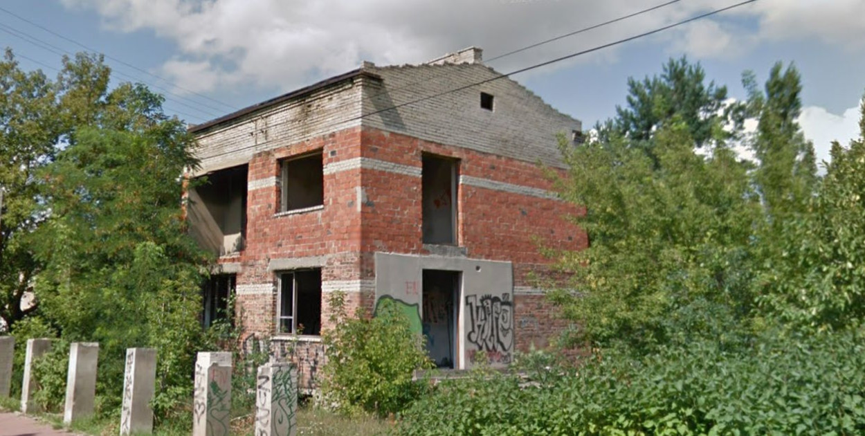 Pustostan przy ulicy T. Kościuszki w Legionowie jest regularnie podpalany. Fot. Google Street View