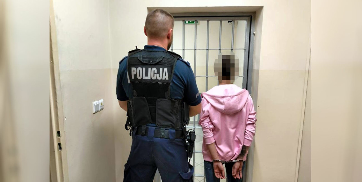Zatrzymana 24-latka oraz policjant. Fot. KPP Legionowo