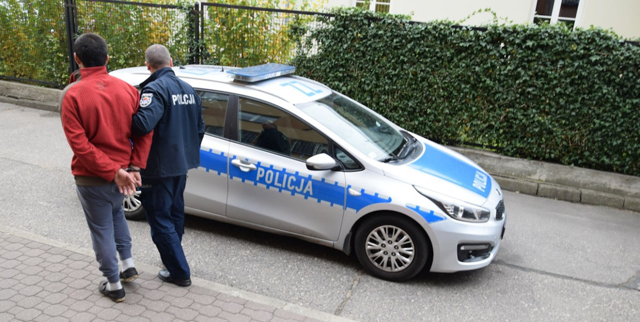 Policjant z zatrzymanym mężczyzną. Fot. KPP Nowy Dwór Maz.