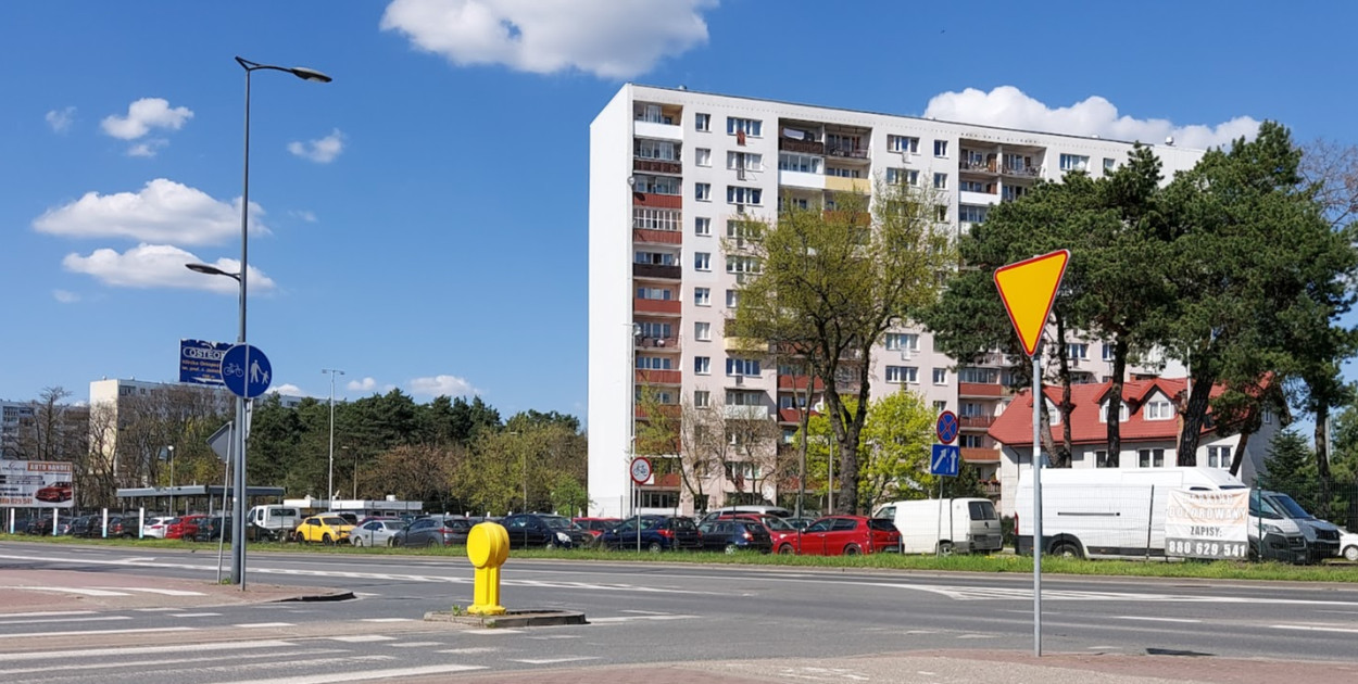 Komis samochodowy i płatny parking przy Sobieskiego w Legionowie. Fot. arch. Legio24.pl