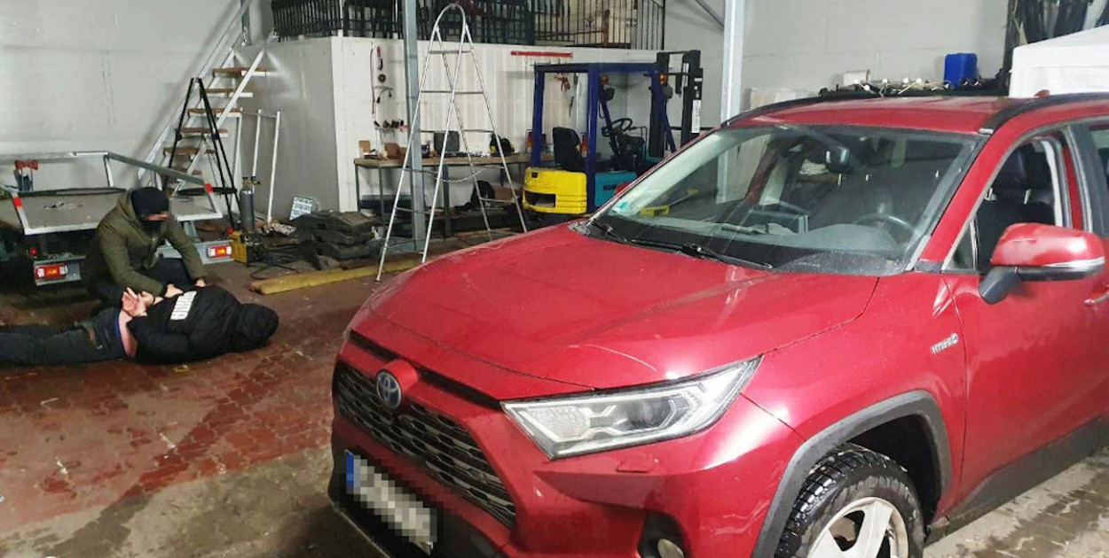 Działania północnopraskich Skorpionów w powiecie legionowskim - odzyskana toyota i zatrzymany paser. Fot. KPP Legionowo