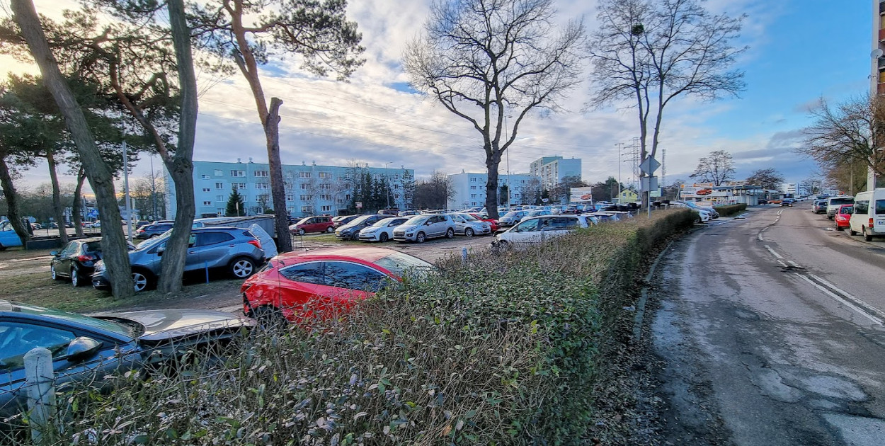 Autokomis i parking pomiędzy ulicami Sobieskiego i Wysockiego w Legionowie. Fot. Legio24.pl