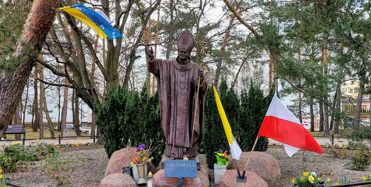 Pomnik św. Jana Pawła II w Legionowie. Fot. arch. Legio24.pl