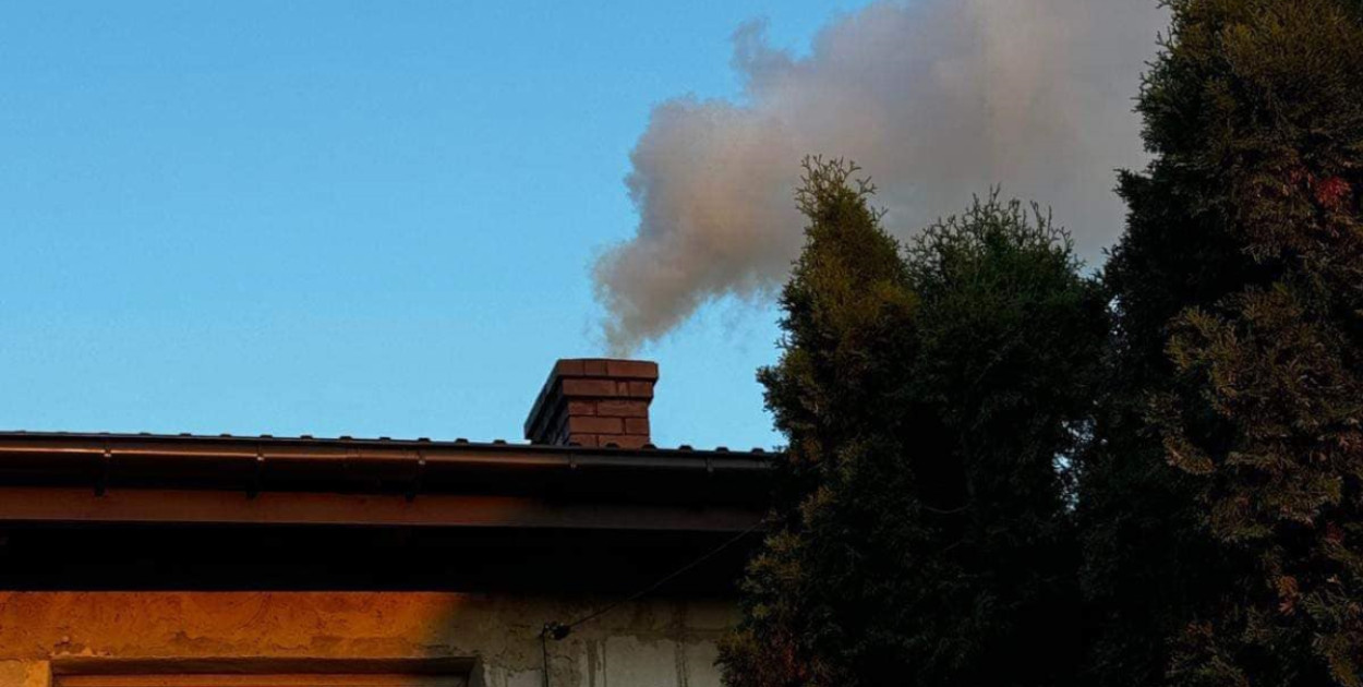 Pożar sadzy w kominie w budynku przy Partyzantów w Chotomowie, fot. KP PSP Legionowo