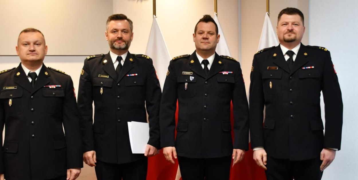 bryg. Łukasz Szulborski (drugi od lewej) p.o. komendanta KP PSP Legionowo. Fot. KW PSP w Warszawie