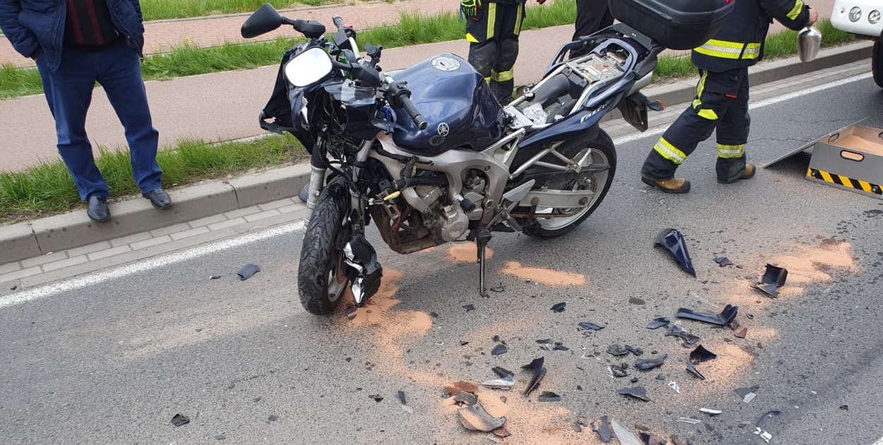 Skrzeszew: Zderzenie osobówki i motocykla na DW632. Fot. fb / KP PSP Legionowo