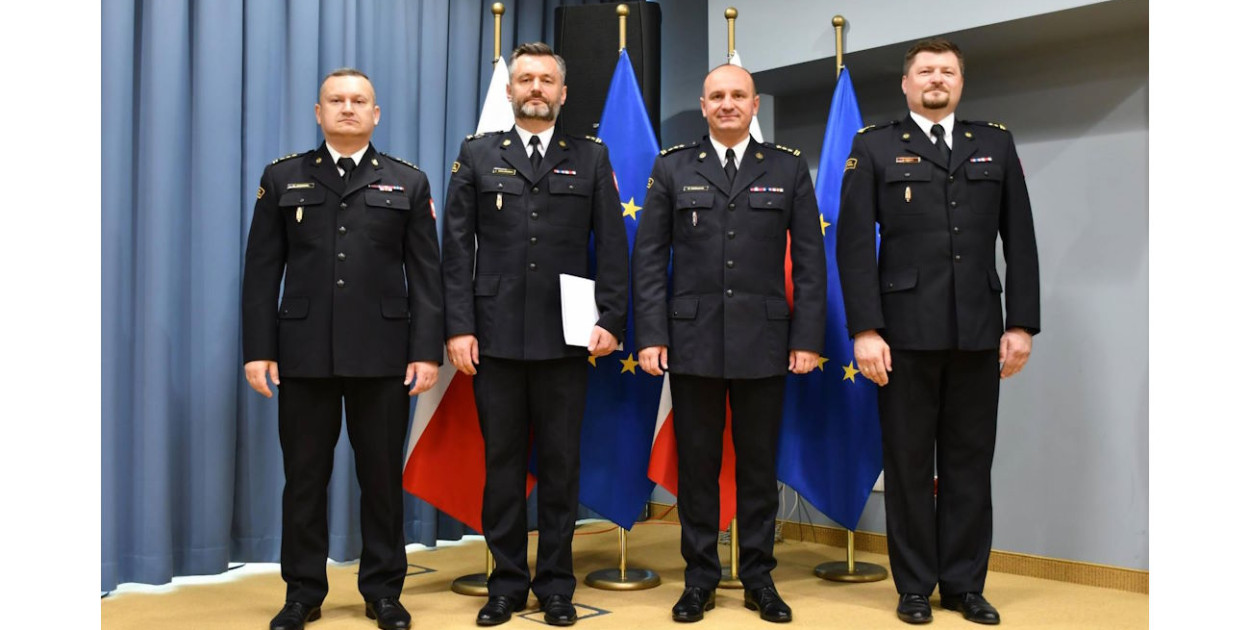 bryg. Łukasz Szulborski (drugi z lewej) Zastępcą Komendanta KP PSP Legionowo. Fot. KW PSP w Warszawie
