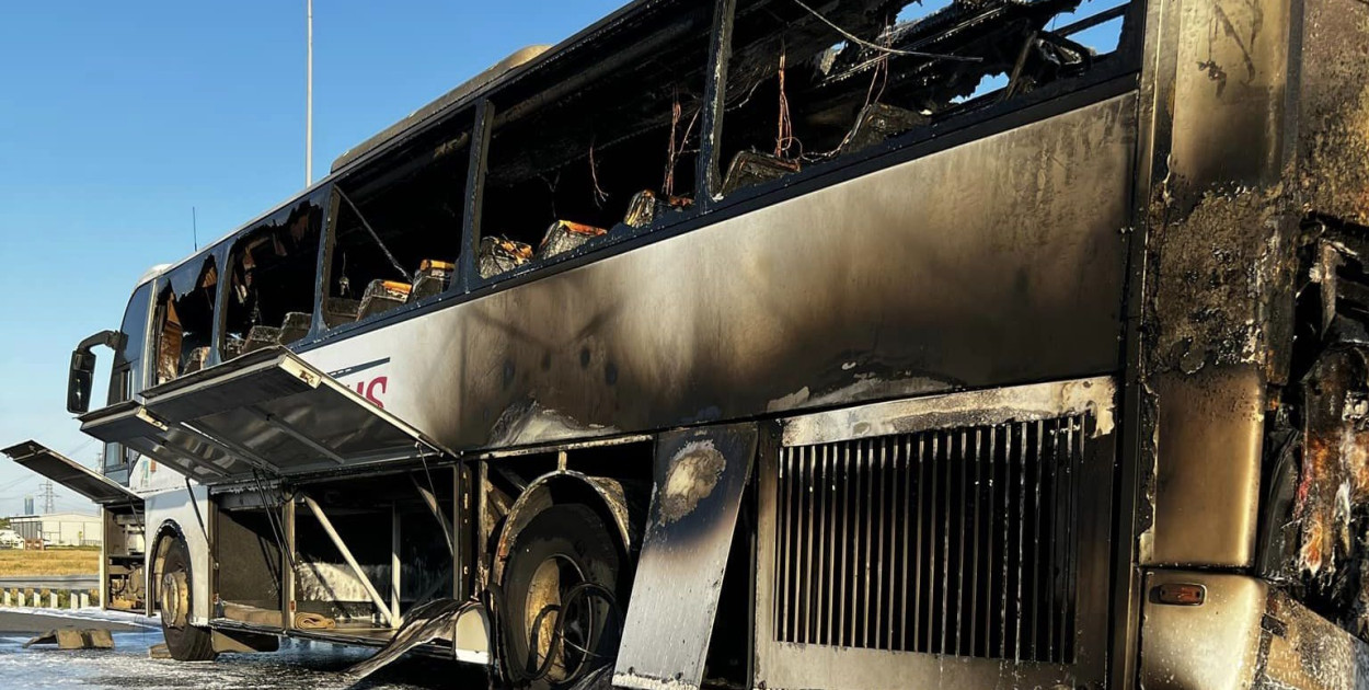 Serock: Spłonął autobus, którym podróżowało 60 osób. Fot. KP PSP Legionowo