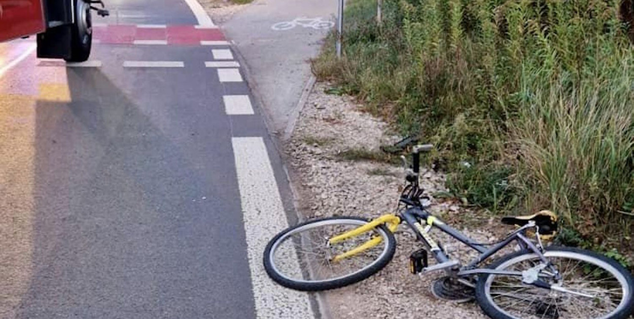 Potrącenie rowerzysty przez samochód osobowy na ul Kolejowej. Fot. fb / OSP Chotomów