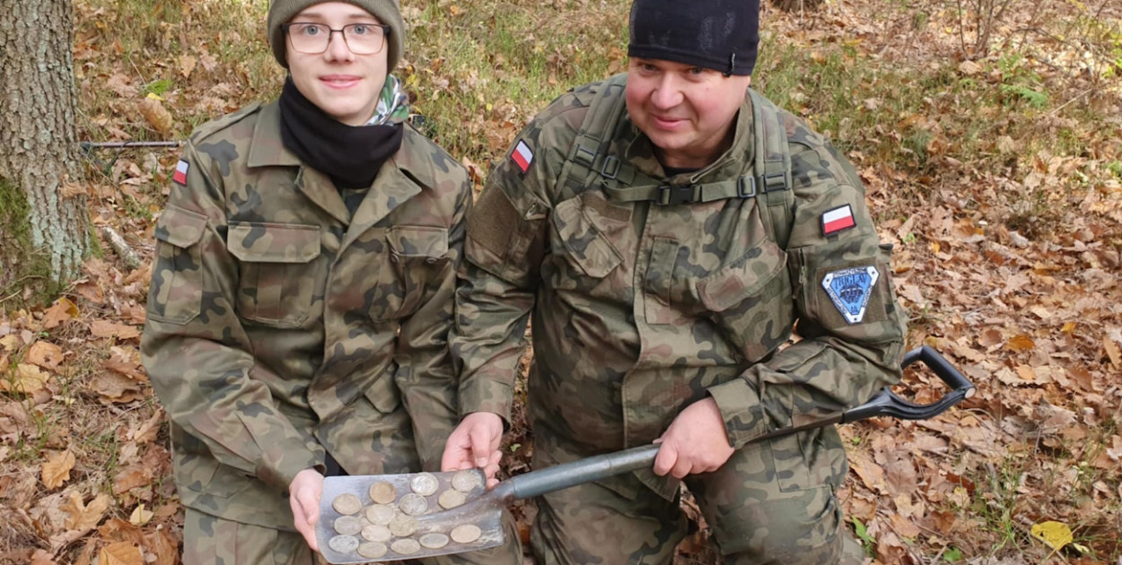 Sławomir i Szymon Milewscy znaleźli wartościowe monety. Fot. fb / SHB Triglav