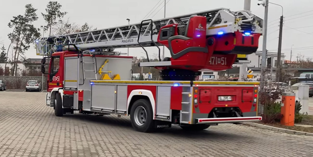 Nowoczesny samochód specjalny SD 42 - drabina mechaniczna MAGIRUS o wysokości 42 m na podwoziu Iveco. Fot. KP PSP Legionowo