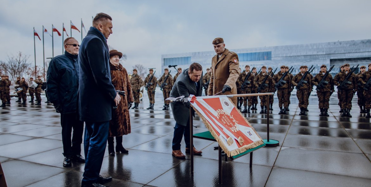 Uroczystość nadania sztandaru Batalionowi Dowodzenia WOT w Zegrzu, fot. Starostwo Powiatowe w Legionowie