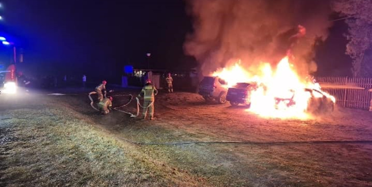 Pożar trzech samochodów w Skrzeszewie, fot. KP PSP Legionowo