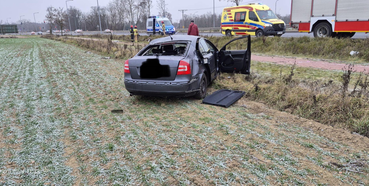 Dachowanie na DK61 w Borowej Górze. Fot. KP PSP Legionowo