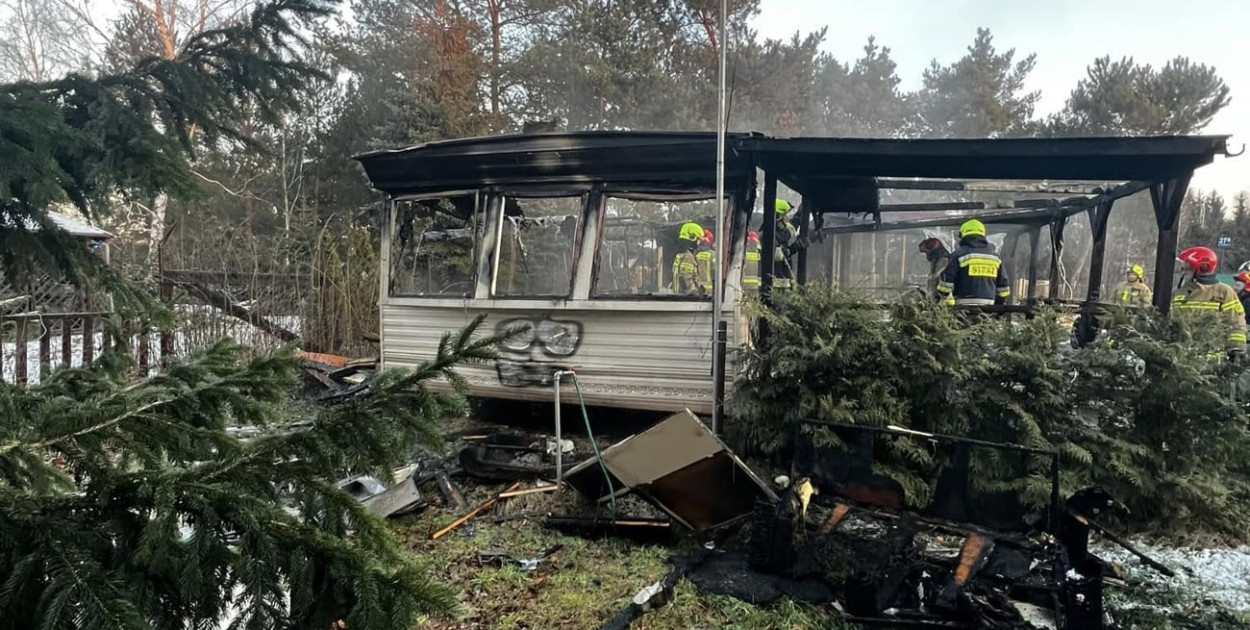 Chotomów: Pożar w niedzielny poranek. Spłonął domek holenderski. Fot. KP PSP Legionowo