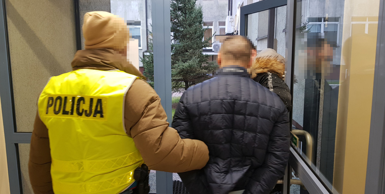 Zatrzymany 40-latek oraz policjanci wychodzą z pomieszczenia dla osób zatrzymanych. Fot. KPP Legionowo
