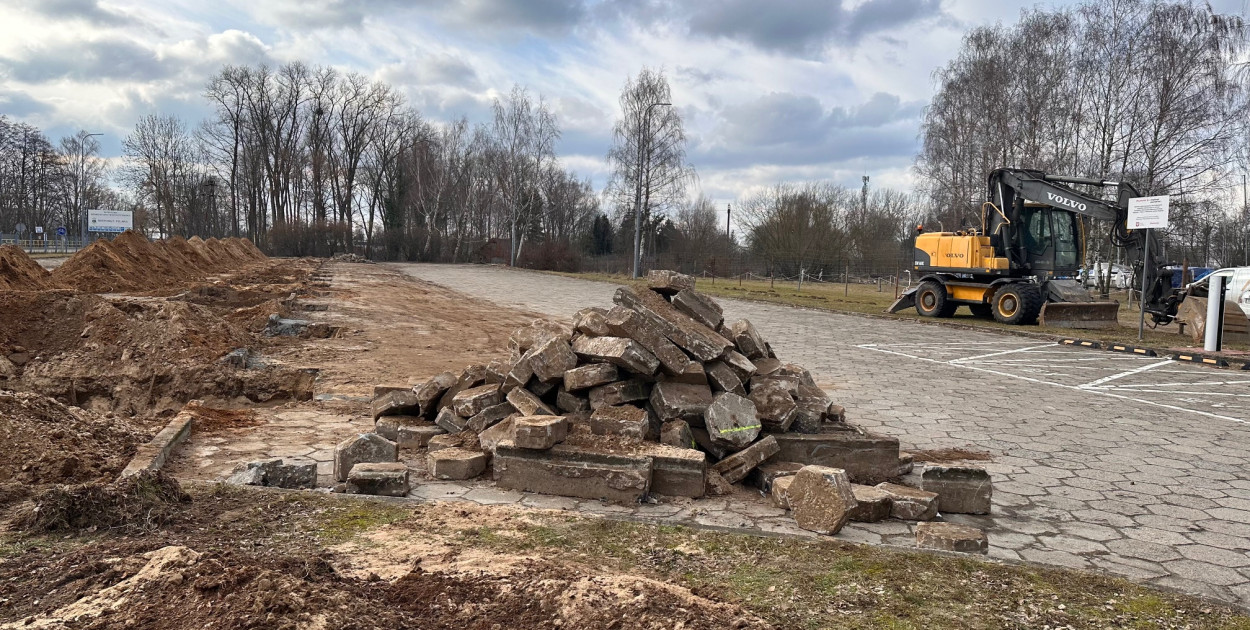 Nieporęt: W Porcie Pilawa ruszyła budowa “zielonego parkingu”. Fot. UG Nieporęt