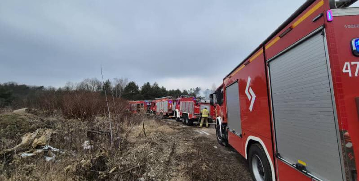 Pożar w Stanisławowie Pierwszym. Spłonęła drewniana wiata. Fot. Jarosław Pisarek - Komendant Gminny OSP Gmina Nieporęt