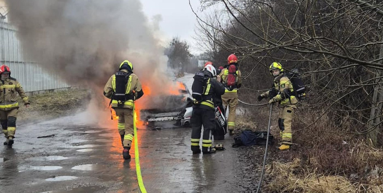 Pożar osobówki w Rajszewie. BMW spłonęło doszczętnie. Fot. KP PSP Legionowo