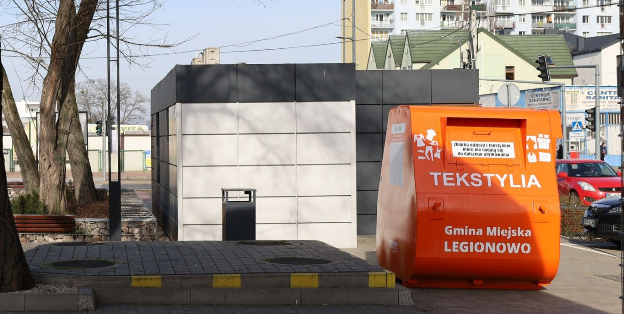 W Legionowie pojawiły się pomarańczowe kontenery na zużytą odzież i obuwie. Fot. UM Legionowo