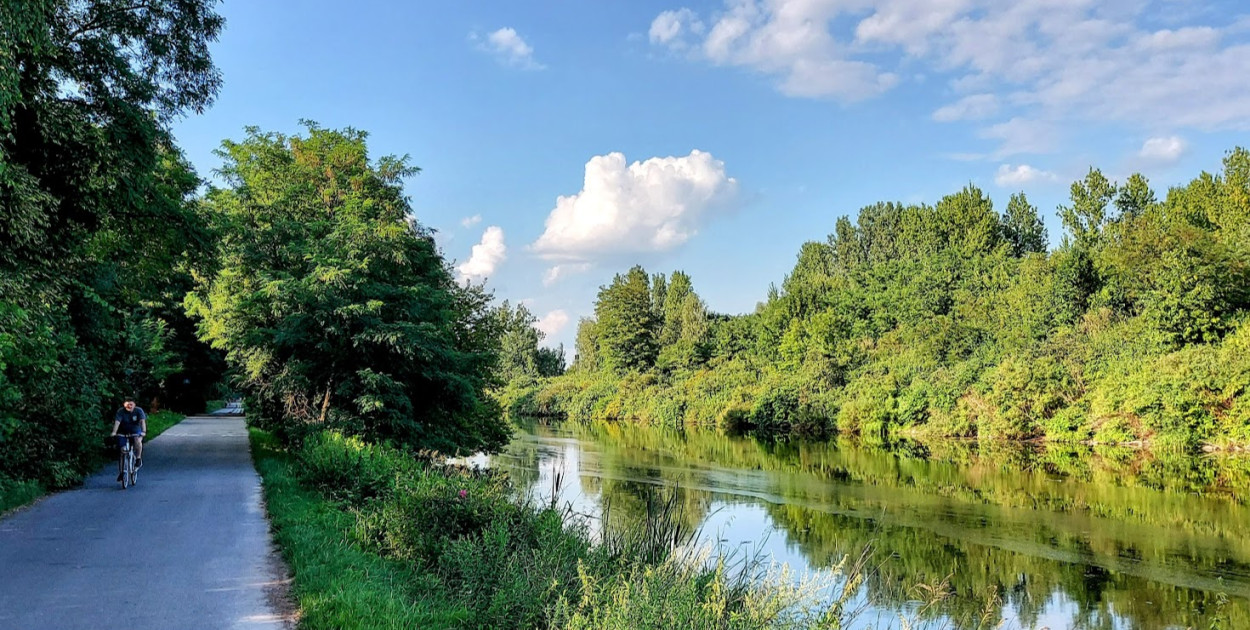 Ścieżka rowerowa nad Kanałem Żerańskim w Nieporęcie. Fot. arch. Legio24.pl