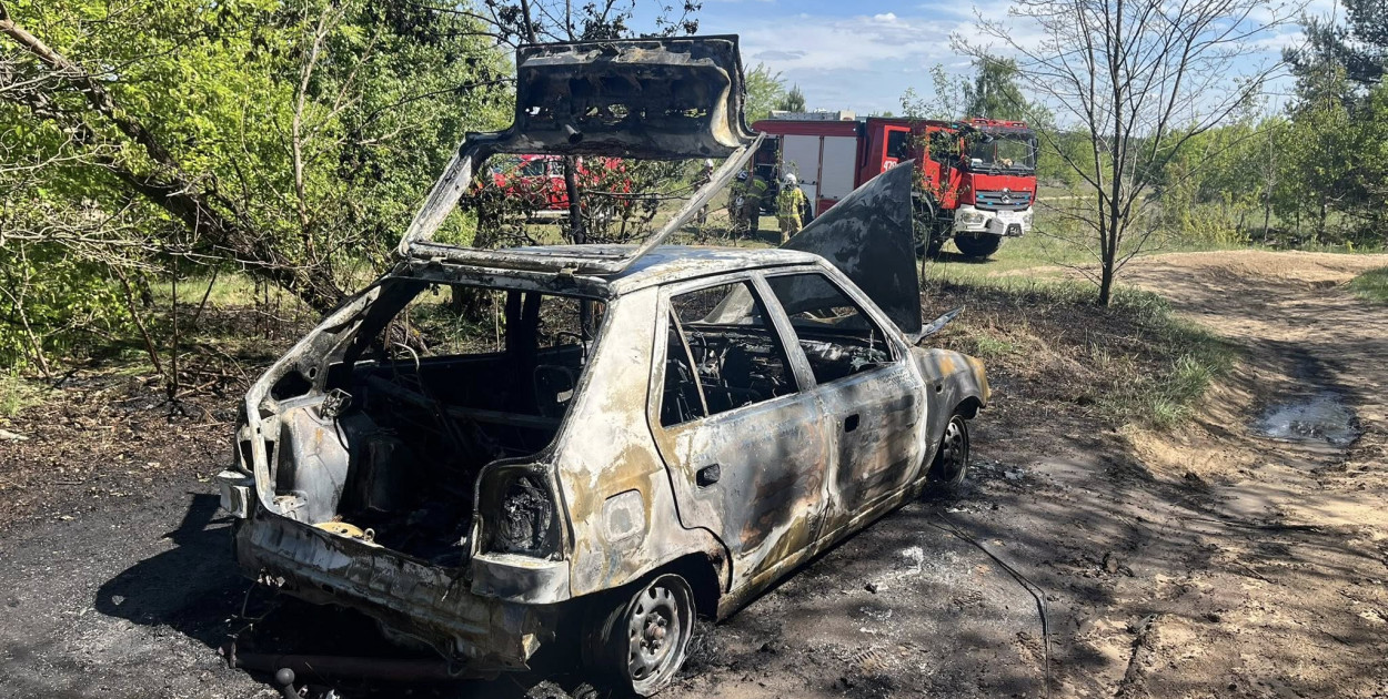W Janówku Pierwszym spłonęła osobówka. Fot. fb / Ochotnicza Straż Pożarna w Krubinie