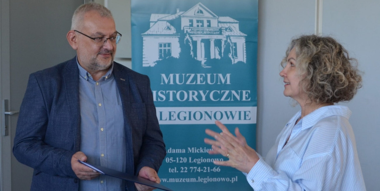 Od lewej: Nowy dyrektor legionowskiego muzeum, Wawrzyniec Orliński i wiceprezydent Legionowa, Anna Szczepłek. Fot. UM Legionowo