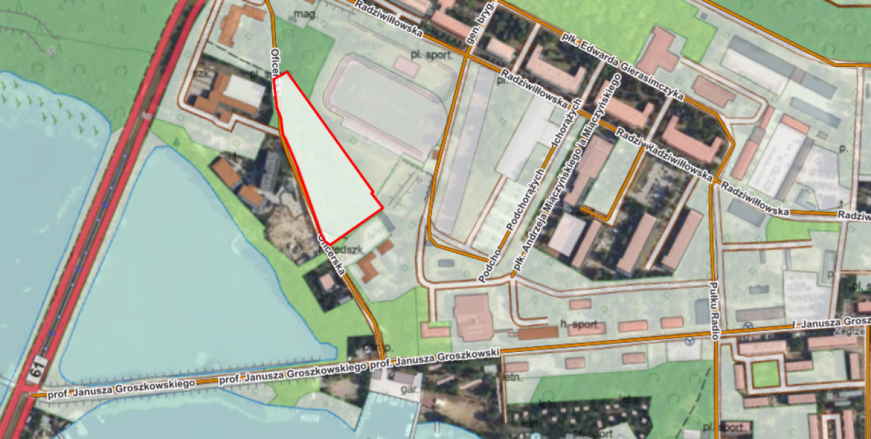 Na czerwono zaznaczona działka, na której planowana jest inwestycja w Zegrzu przy ul. Oficerskiej. Mapa: GUNB