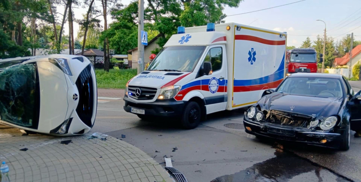 Legionowo: Toyota przewróciła się na bok po zderzeniu z mercedesem. Fot. Krzysztof Budek / KP PSP Legionowo