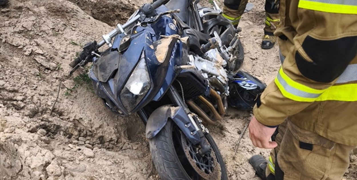 Zderzenie motocykla z osobówką na DK61. Fot. KP PSP Legionowo