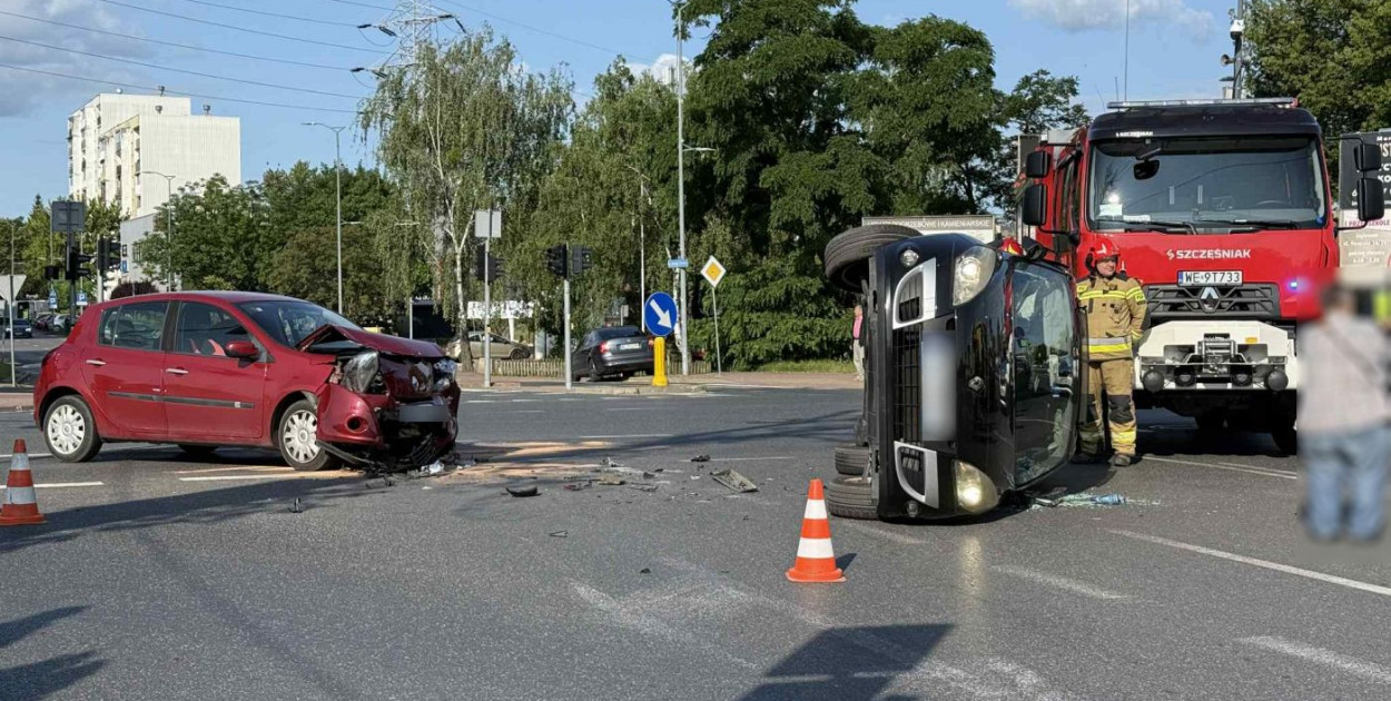 Legionowo: Zderzenie przy targowisku. Auto przewróciło się na bok. Fot. MS/Legio24.pl