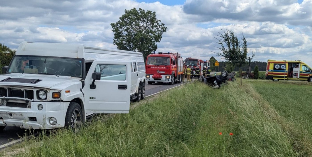 Region: Limuzyna Hummer zderzyła się z Oplem. Fot. KP PSP Nowy Dwór Maz.