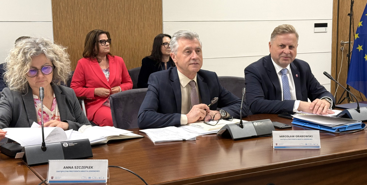 Od lewej: Zastępczyni prezydenta Anna Szczepłek, zastępca prezydenta Mirosław Grabowski i prezydent Bogdan Kiełbasiński, fot. Legio24.pl. MS