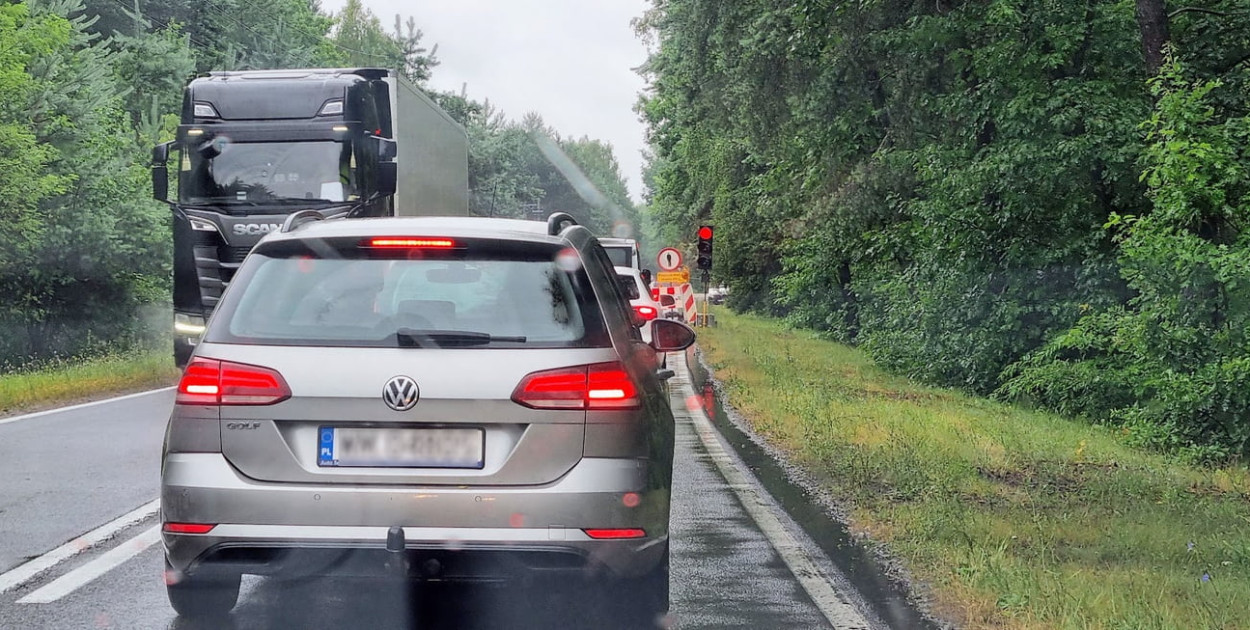 Ruch wahadłowy daje się we znaki kierowcom na DW632 w Komornicy. Fot. Legio24.pl