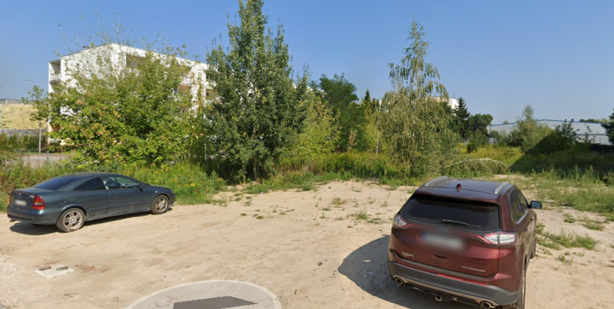 Na tej działce ma powstać nowy blok komunalny w Legionowie. Fot. Google Street View