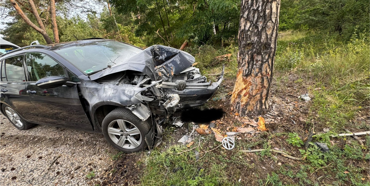 Białobrzegi: Volkswagen uderzył w drzewo. Fot. KP PSP Legionowo