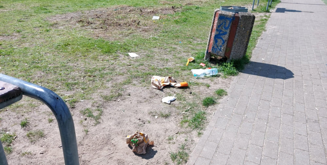 Nieuprzątnięty, zarządzany przez KZB plac przy ul. Królowej Jadwigi w Legionowie, fot. JM/Legio24.pl