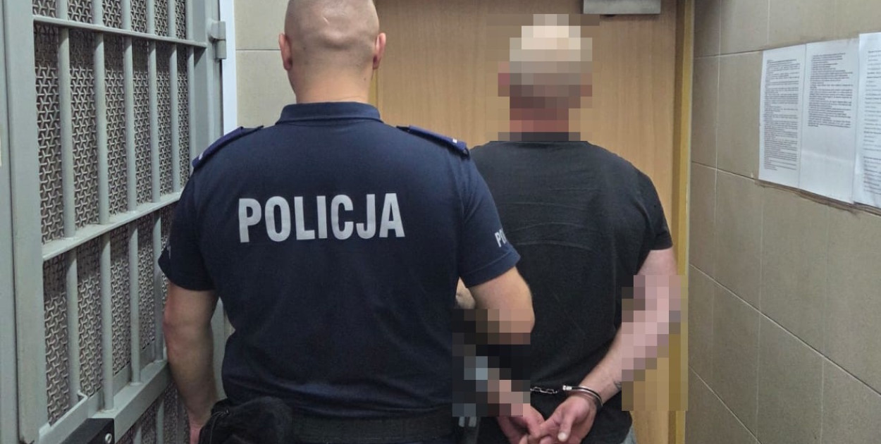 34-latek wraz z policjantem w pomieszczeniu dla osób zatrzymanych. Fot. KPP Legionowo