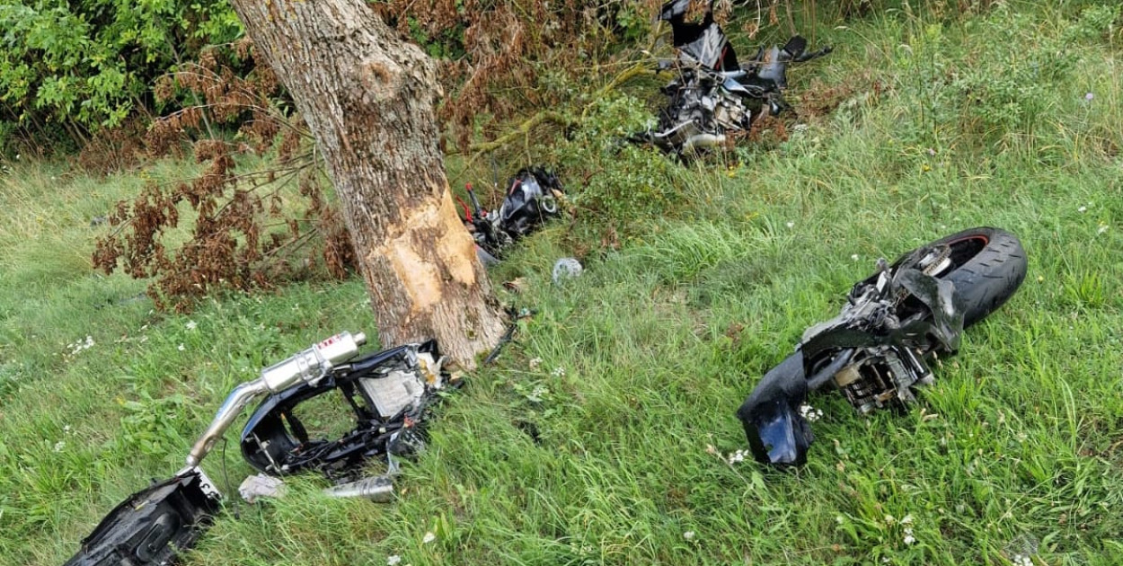 Po zderzeniu motocykl rozpadł się na kawałki. Fot. KP PSP Nowy Dwór Maz.