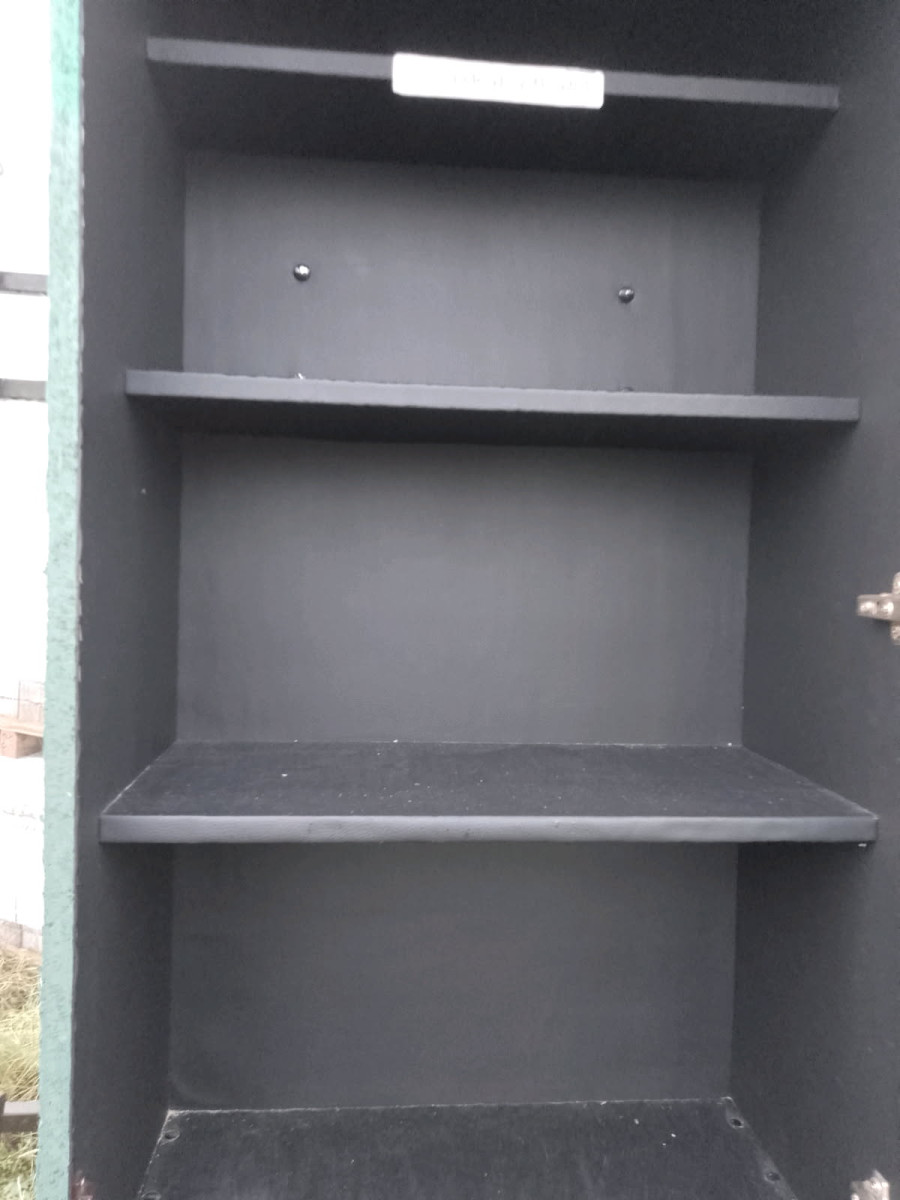 Książkobudka po kradzieży w zeszłym roku